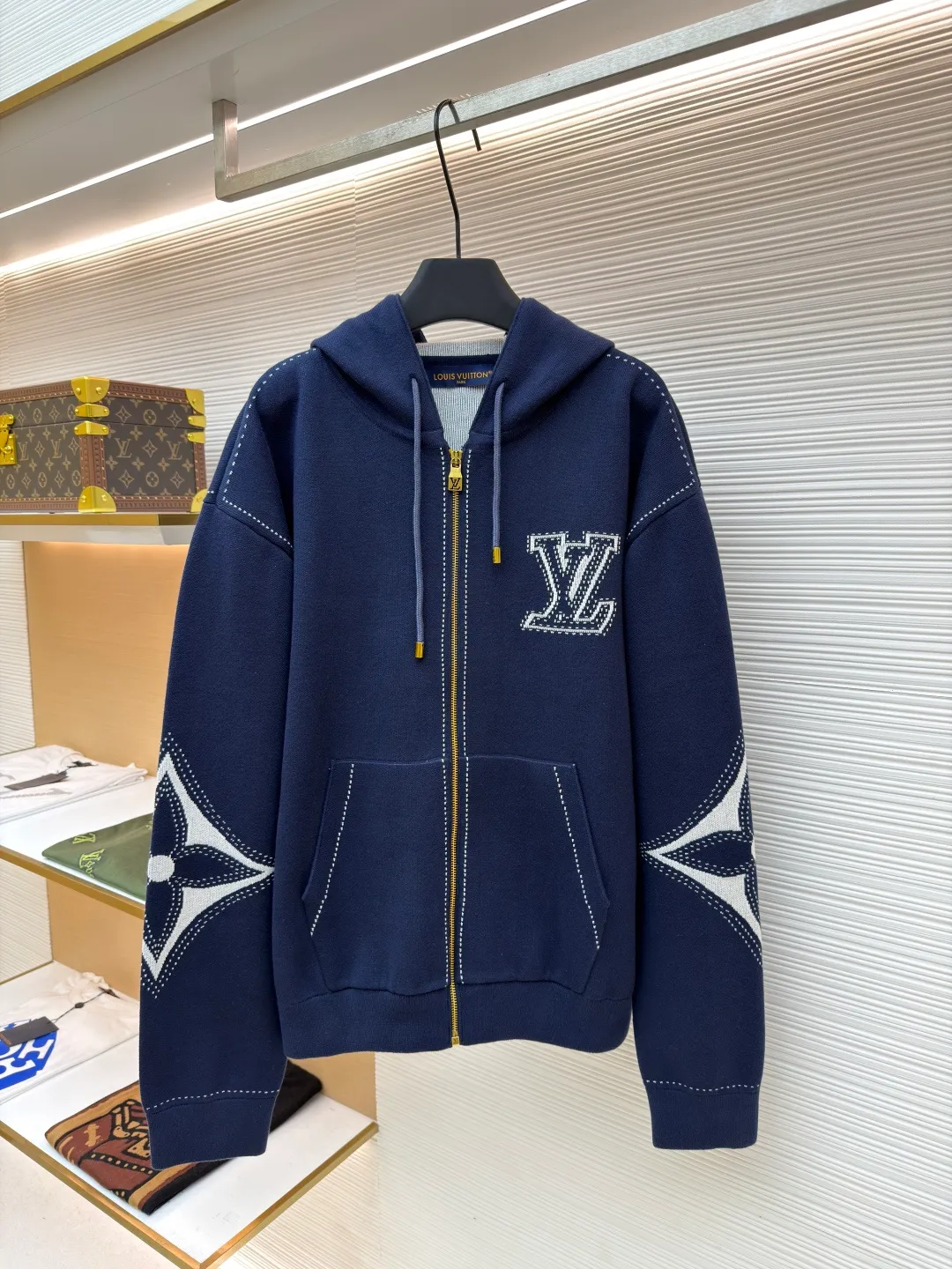 LOUIS VUITTON four-leaf clover zipper jacket ●Authentic product: purchased and developed by 17459 ●Item number: 1681002-C10 ●Fabric: combed siro spinning ●Technology: knitting ●Version: fitted version ●Weight: about 1070 grams ●Size: S-M-L-XL ●Description: The fabric is made of 60-count double-strand combed siro spun yarn, which is twisted into one strand from 3 yarns, and is fixed-dyed in beige gray. Imported 1 4 knitting machines are used. A variety of local jacquard techniques plus an extremely complex double-sided middle plating technique can make the pattern convex and increase the thickness. Fine 16-needle sewing plate plus flat turning technology. The whole piece is washed with soft water. Same style for men and women!